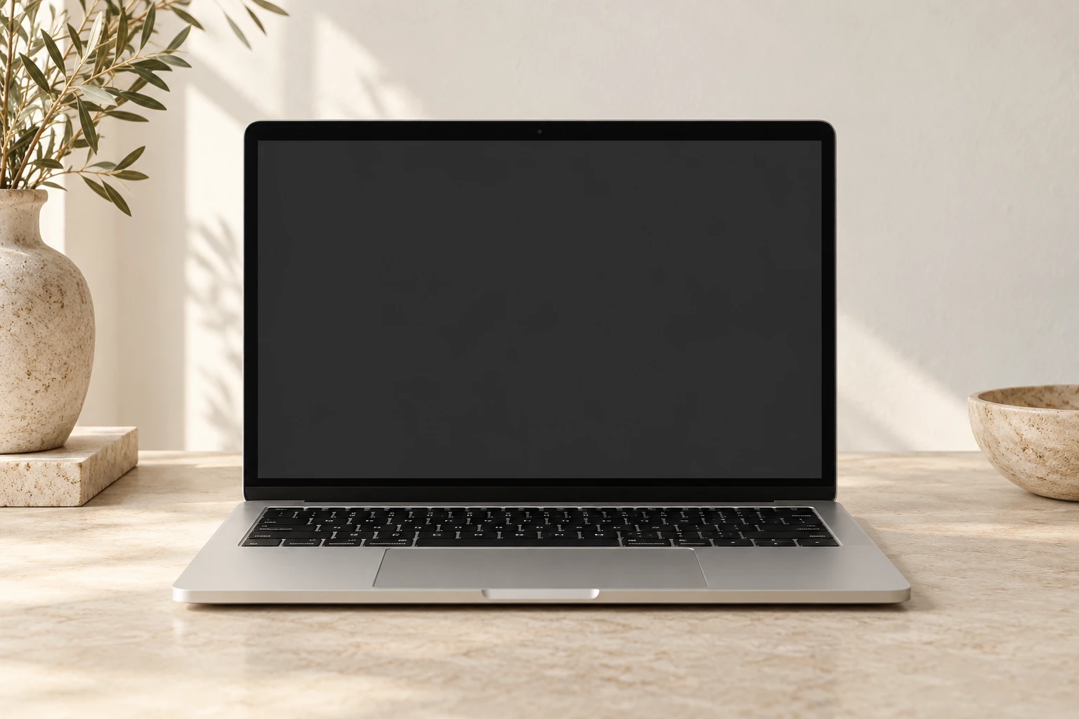 MacBook auf einem hellen modernen Arbeitsplatz