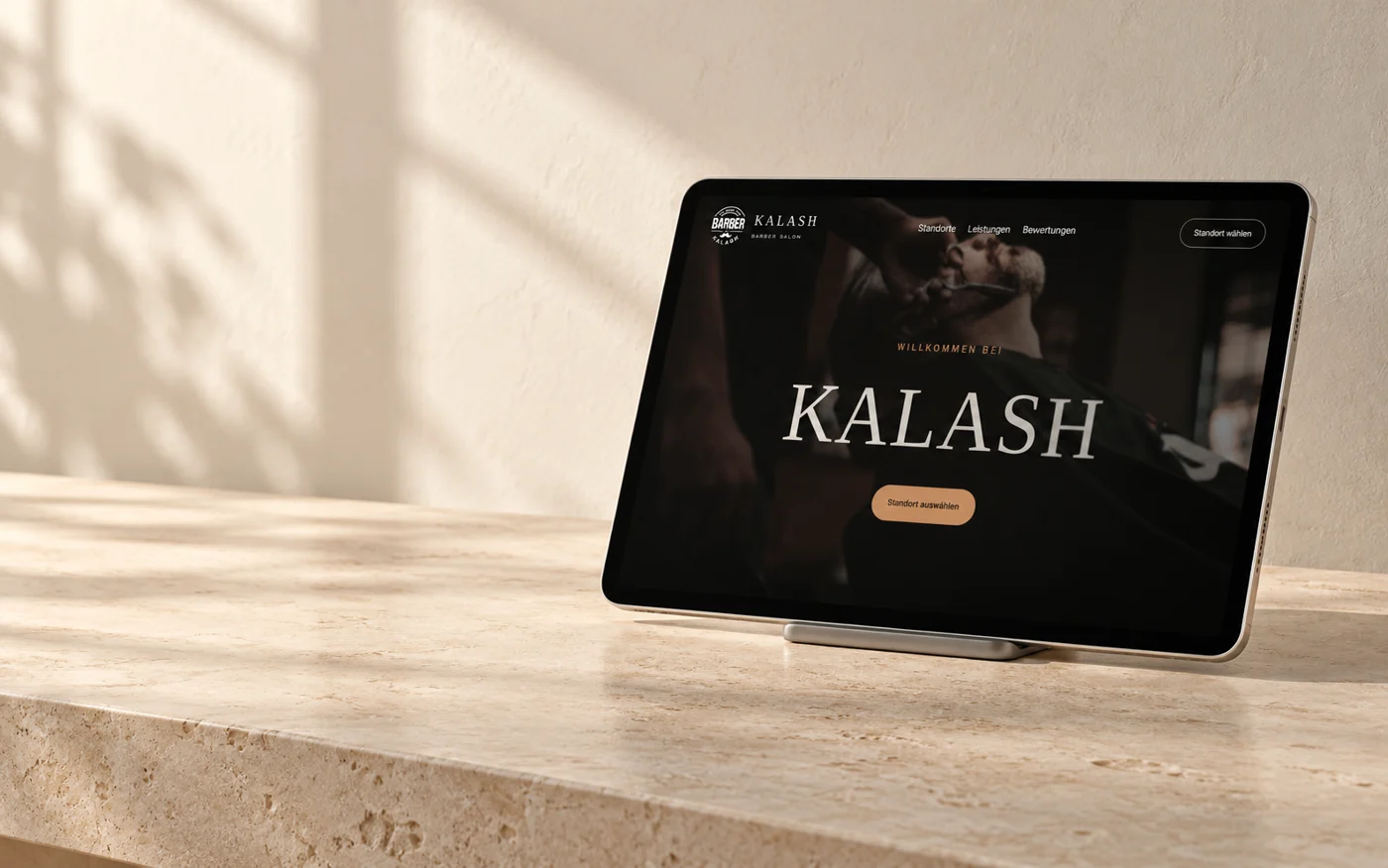 Kalash Website auf einem seitlich platzierten iPad im hellen Studio